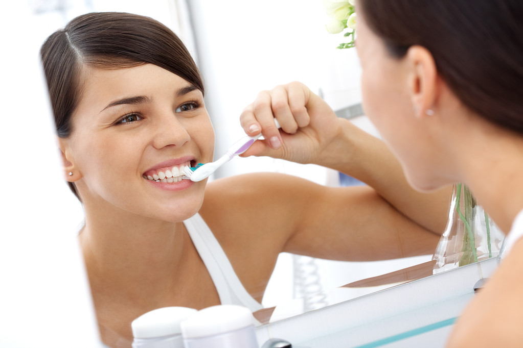 你的牙膏還沾水刷牙嗎？