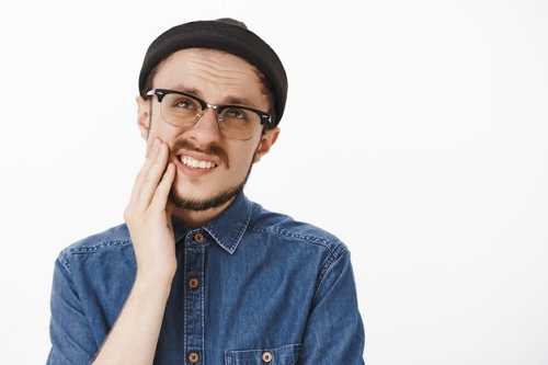 什麽是牙齒楔狀缺損？哪些原因可以引起？